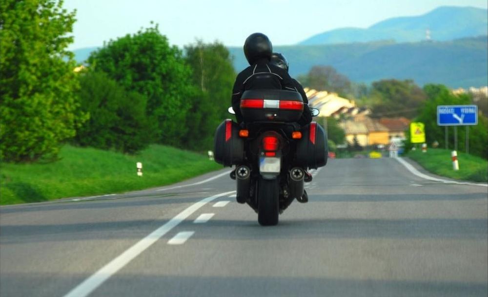 Deux motards partageant un trajet en covoiturage